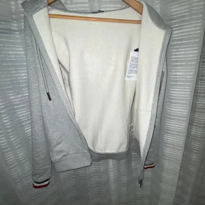 Moncler zip up hoodie  - Säljer moncler zip up hoodie, helt oanvänd och med tags. Fick den som present, om ni har några frågor då är det bara att skriva