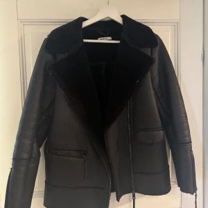 Jacka - Svart skinnjacka med  foder. 