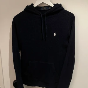 Stickad Ralph Lauren hoddie  - Säljer denna stickade Ralph Lauren hoddie i storlek S. Tveka inte att höra av dig vid minsta fundering!😃 