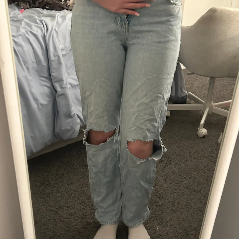 Säljer mina gamla jeans från Gina eftersom att dom har blivit för små. Byxorna är i storlek 36 och har fina hål vid knäna. Byxorna var inte så använda och därför är dom i bra stick . Jeans & Byxor.