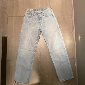  Säljar dessa 501 jeans flr ändast 300kr. W27 L30 90 tals model life mera bagge än vanliga jeans. Bra skick.