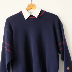 Busnel ulltröja, Large(stl. 40), mörkblå - Väldigt fin, varm och elegant ulltröja från Busnel Färgerna är så elegant med lite löss passform som passar bra med vit skjörta under eller utan.  Stl: Large  Material: ull Jättebra kvalite som kan användas i många år.  I jättefin skick !  Skickas sp