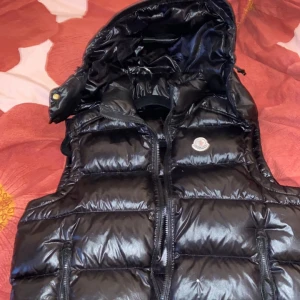 Moncler väst - Tjena säljer nu min moncler väst. Storlek 2 men motsvarar s/m. Den är äkta men det är två hål på den och där av priset.  Hör gärna av dig vid frågor. 😃
