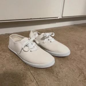 Tyg skor - Vitta tygskor som aldrig har används