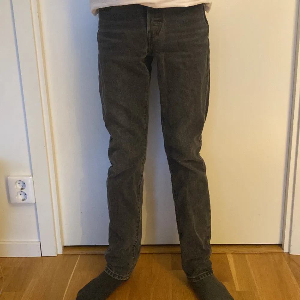 Levis jeans i fint skick använd få tal gånger . Jeans & Byxor.