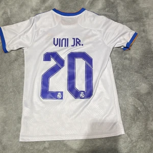 Real Madrid Tröja - Champions league tröja från 2022. Vini 20 på ryggen. Storlek S men passar även M.