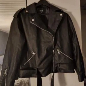 Skinnjacka  - Säljer denna skit snygga skinnjacka då jag inte använder den o heller inte gjort sen ja köpte den. Den är skit snygg o passar strl xs/s/m skulle ja säga 