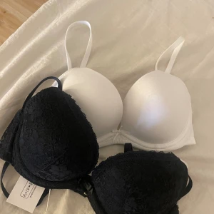 Bh - Säljer två bhs jag köpte ifrån zalando aldrig använda men kunde ej returnera varan så säljer på plick❤️