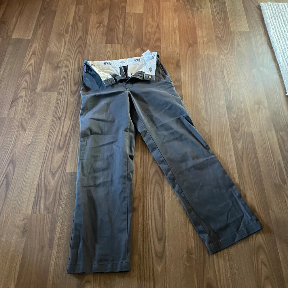 Säljer nu mina dickies byxor då dem bara ligger o samlar vikningar. Längd 30 bredd 28, sitter perfekt på mig som är 170cm, 63 kg. Köpta på carligns för ett bra tag sen. Mvh . Jeans & Byxor.