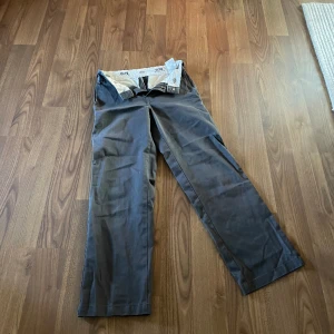 Dickies kostymbyxor - Säljer nu mina dickies byxor då dem bara ligger o samlar vikningar. Längd 30 bredd 28, sitter perfekt på mig som är 170cm, 63 kg. Köpta på carligns för ett bra tag sen. Mvh 