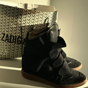 Isabel Marant bekett - Säljer mina super fina Isabel Marant skor som tyvärr inte passade mig. Använda av tidigare ägare men i jättefint skick, pris kan ev. diskuteras vid snabbt köp!