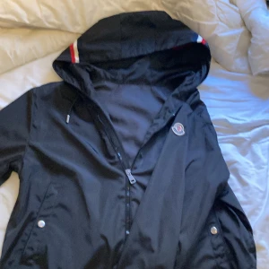 Moncler Windbreaker - En Moncler Cardigan strlek 4 passar L/M i väldigt bra skick skicka ett meddelande om du har några funderingar!