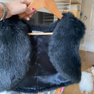 Päls bolero - Så snygg och najs bolero i fuskpäls, passa jättebra att ha över najs topp🫶❤️