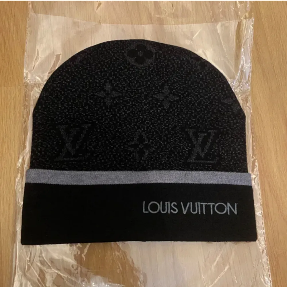 Hej, Säljer en helt ny, oanvänd Louis Vuitton monogram mössa.. Accessoarer.