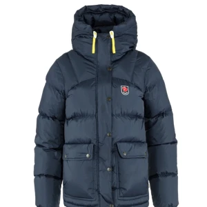 Fjällrävenjacka - Dunjacka fjällräven expedition, den korta modellen, blå strl xs!   finns ett litet hål på ryggen som är sytt, annars fint skick <3