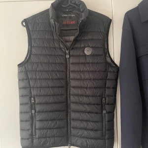 Marc o’polo väst - Säljer min väst då den inte används. Ny pris 700 kr. Mitt pris 349kr Kan gå ner i pris vid snabb affär Skriv för fler bilder eller frågor😊