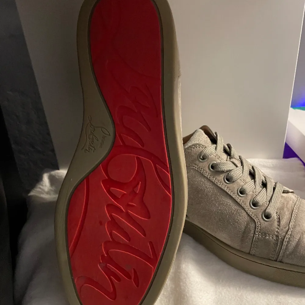 Ett par Christian Louboutin skor som är använda lite bara har tvättat till dom lockar lite.  Kan gå ner i pris med snabb affär . Skor.