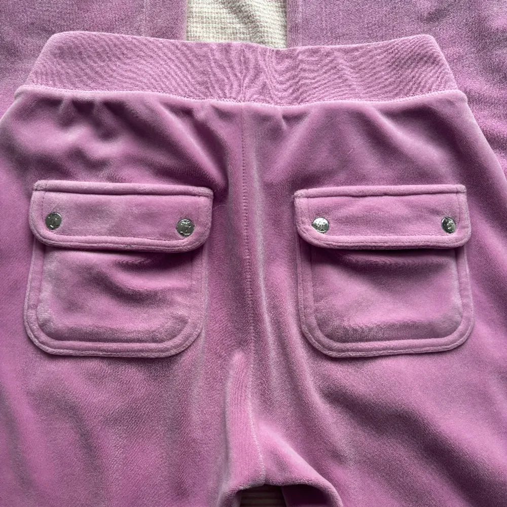 Säljer nu mina super fina äkta ljus/baby rosa juicy byxor i Xxs, då de aldrig används,pris kan diskuteras❤️😚. Jeans & Byxor.