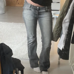 Lågmidjade grå jeans - Grå lågmidjade jeans💕innerbenslängd ca 80 cm och midjemått ca 39🫶🏼är ca 165 lång