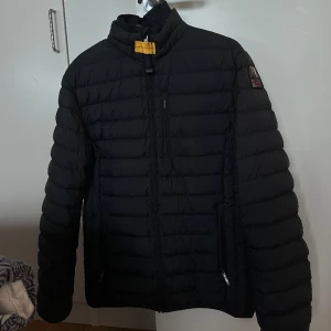 PJS jacka  - PJS jackan passar tjejer/killar. Storlek S. Ny kostar 3 699kr. Använd en gång. Kommer inte till användning mer. Äkta. 