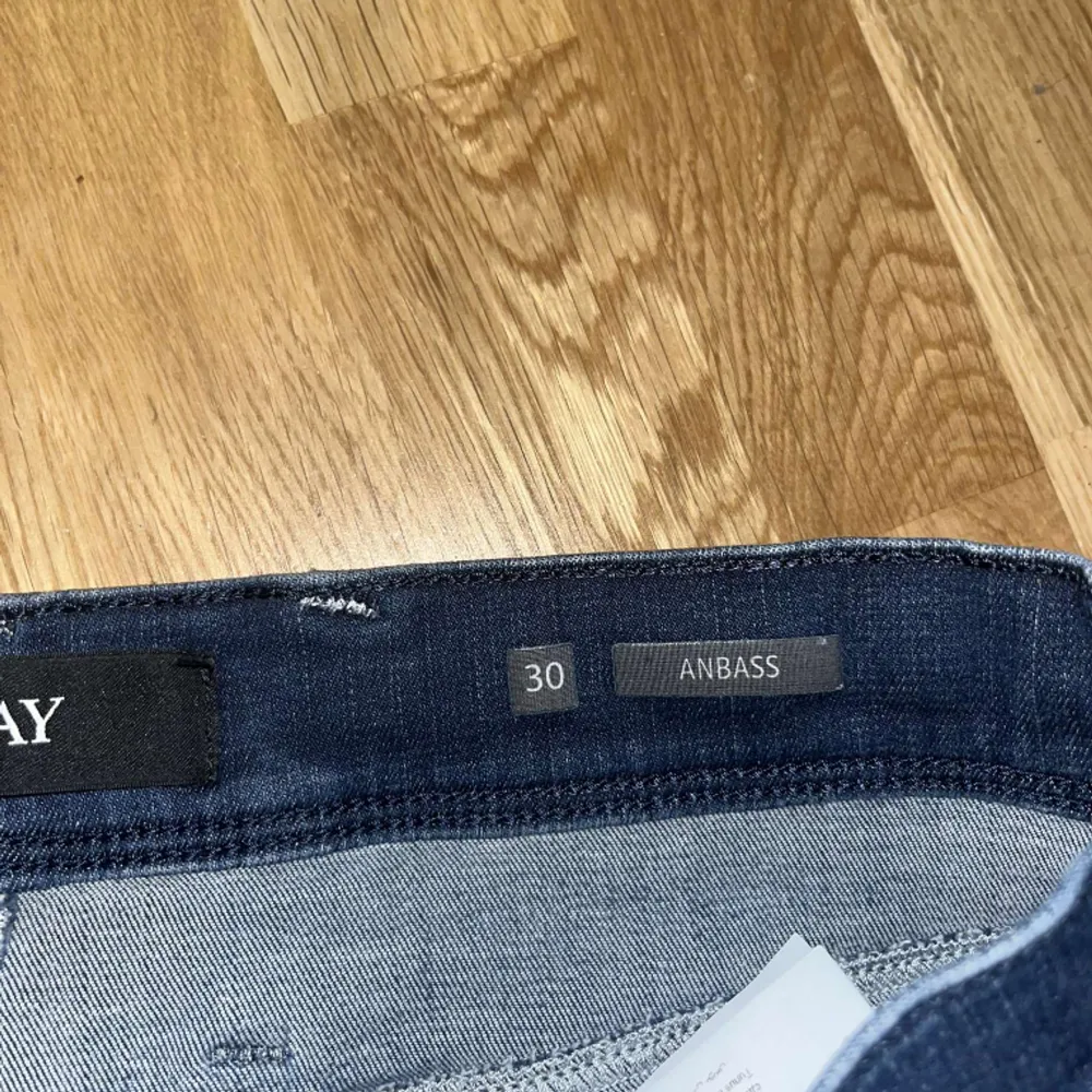 Säljer just nu mina byxor som är i riktigt bra skick. Inga defekter! Modell anbass som är tvättadd💯 hör gärna av er vid fler frågor! 🍾😁. Jeans & Byxor.