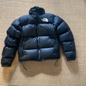 The north face nuptse jacka - Storlek XS men passar enligt mig också S. Använd en vinter med omtanke, har inga synliga skador och är i väldigt bra skick. Priset är inte spikat i sten och går bra att förhandla vid snabb affär 