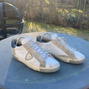 Philippe modell - As feta Philippe modell skor i en unik modell! Skick 8/10, storlek 43. Modellen säljs inte längre. Dm oss om du har någon sorts fråga!