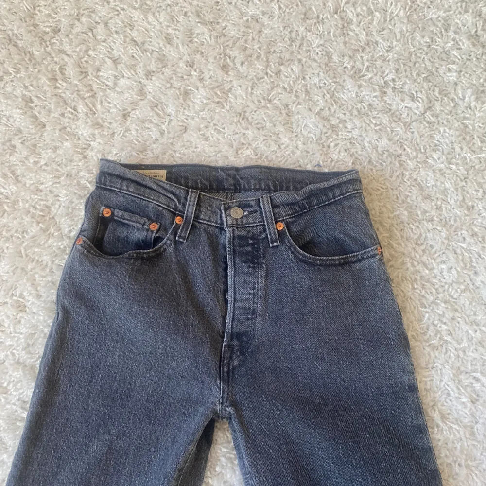 Levis populära 501 jeans i strl W26 L30🩶 midjemått: 36cm, innerbenslängd: 74cm. Jeans & Byxor.
