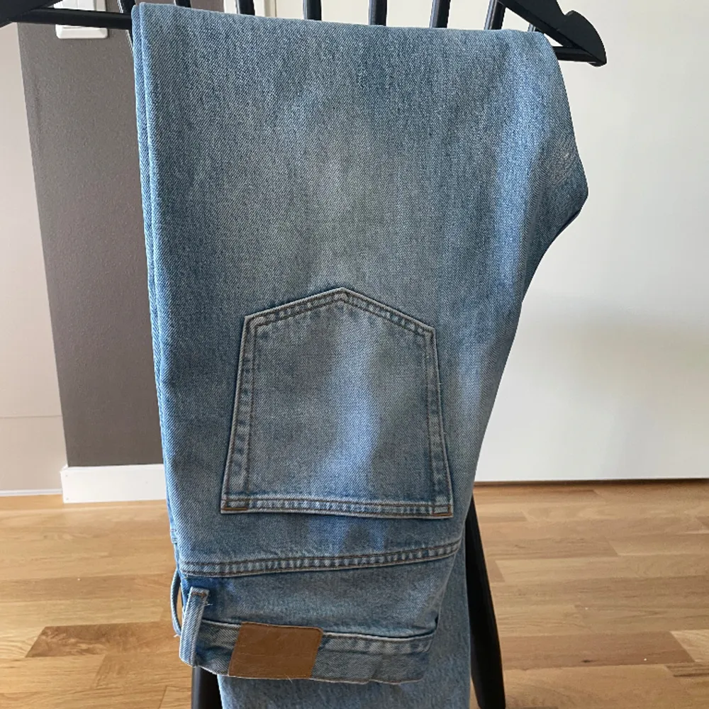 Ljusblå jeans i bra skick. Ordinarie storlek är W32 L34.  Jag har lagt upp dem till L32 ungefär. Modellen är SPACE - Ord pris: 600 kr. Jeans & Byxor.