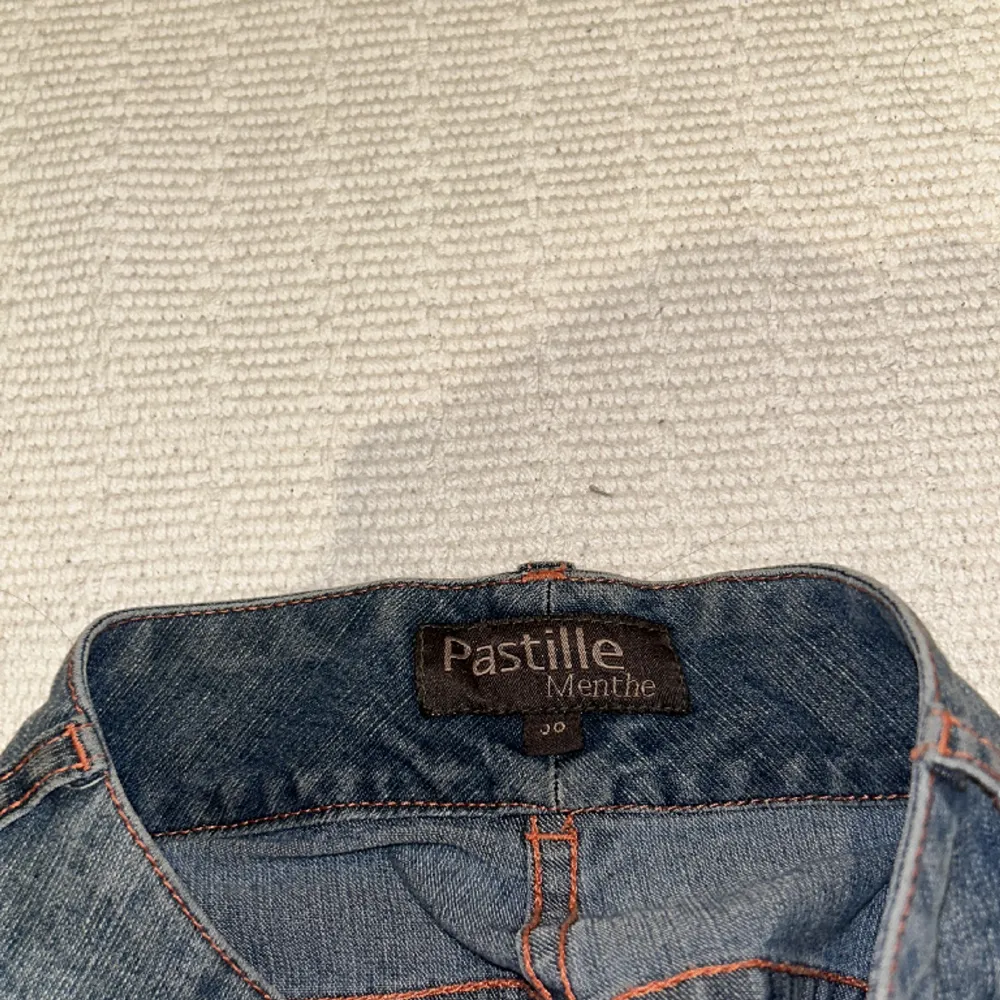 Säljer dessa lågmidjade jeans i jättebra skick från ”Partille Menthe”. Passar bra på någon som är 163 eller lite längre❤️ Skriv för mer bilder. Jeans & Byxor.