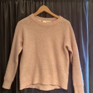 Rosa stickad - Säljer denna jättefina rosa stickade från selected femme då den blivit för liten. Använd ett fåtal gånger men är fortfarande i gott skick💕Storlek xs och köpt för 599 men säljer för 100kr! Köparen står för frakten‼️