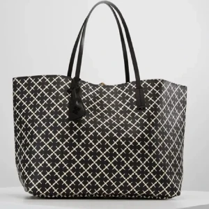By Malene birger väska  - Hej säljer en malene birger väska nytt pris cirka 2400. Den är lite blekt på ena sidan pga av solen. Sen så är den lite sliten därav det låga priset fråga för bilder🩷🩷🩷