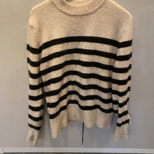 Randig stickad tröja  - Stickad tröja från hm. Jätte bekväm att ha på sig till skola eller jobb. 