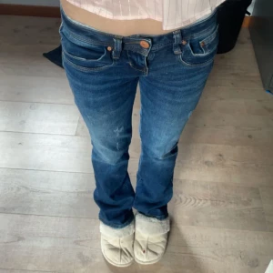 Ltb jeans  - Säljer dessa SKIT SNYGGA ltb jeansen i modellen valerie, både populära och trendiga!!💗 Använda väldigt sällan , i nästan helt nytt skick och säljer pga jag behöver pengar💗Nypris 799