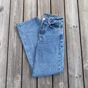 Blå högmidjade jeans från Bikbok. Knappgylf, raka vida ben. Varsamt använda. Dessa har en liten fläck på ena byxbenet (inget som är super synligt) därav priset🦋Jeansen är uppsydda i benen. Midja-65,5 cm Längd- 88,5 cm Innerben- 65 cm