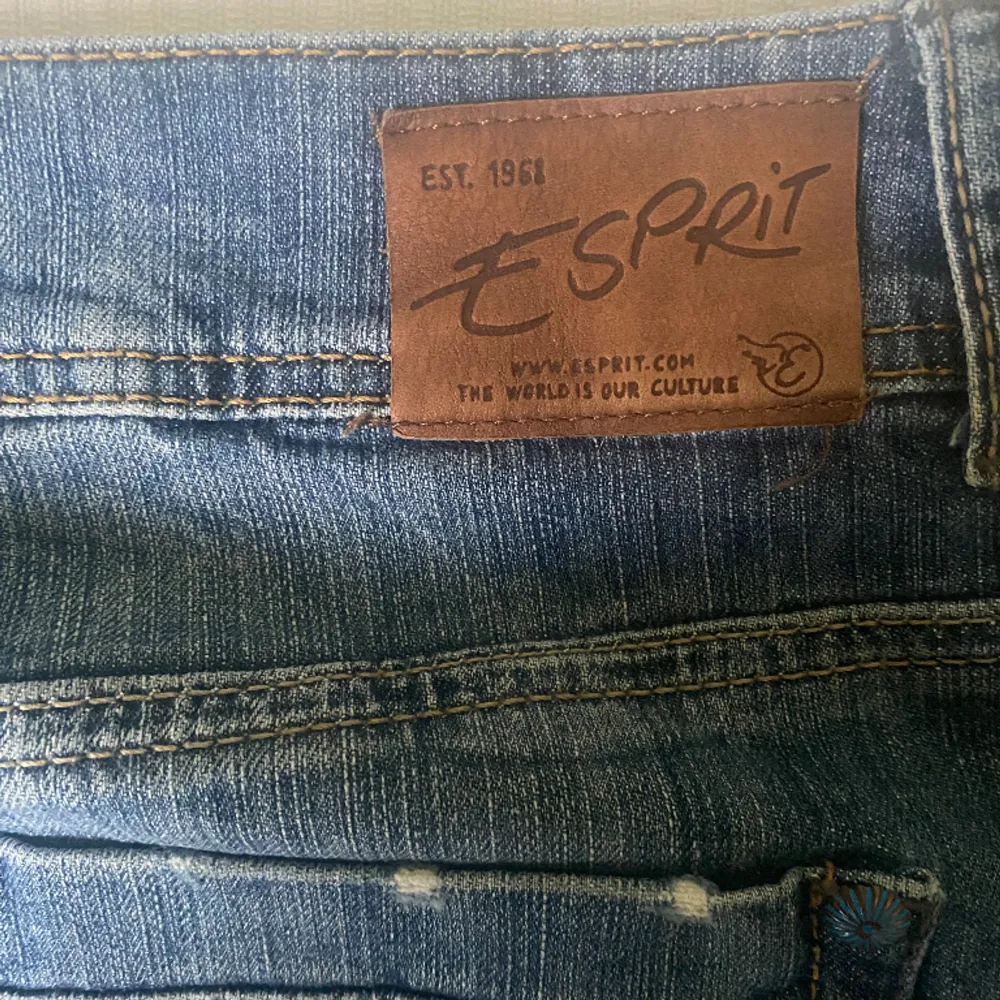 Säljer denna super fina espirit jeanskjolen, perfekt nu när våren är på intåg! Köpt second hand. Hittar ingen prislapp men skulle säga att den är i storlek 40/L.  I bra skick. Hör av dig vid frågor! Pris kan alltid diskuteras :) <3. Kjolar.