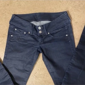 Pepe jeans - Lågmidjade pepe jeans som är i väldigt bra skick och snygg passform.Kan gå ner i pris vid snabb affär,hör av er vid frågor💕