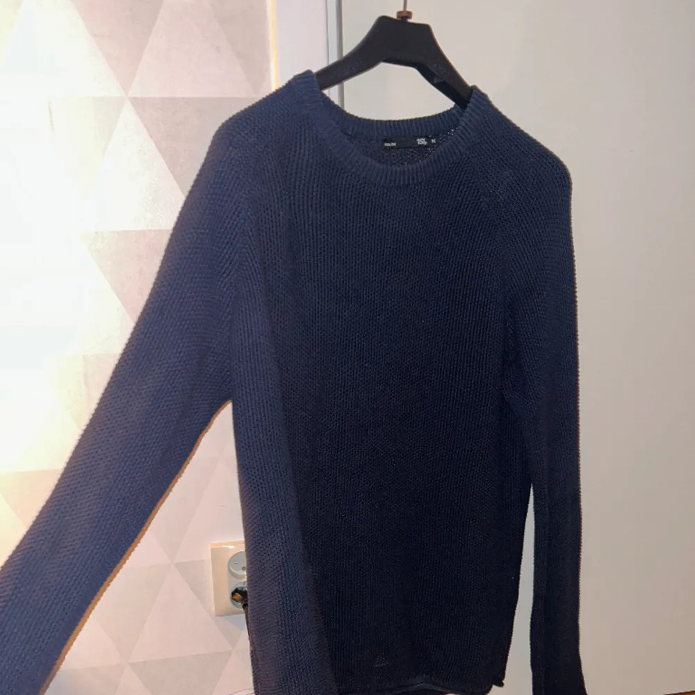 En blå stickad tröja som är lite oversized i storleken💖. Tröjor & Koftor.