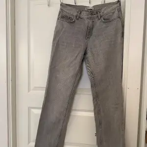 Säljer ett par Low Straight Jeans från GinaTricot. Knappt använda eftersom att de är för stora för mig. Köpt för 499 kr. 