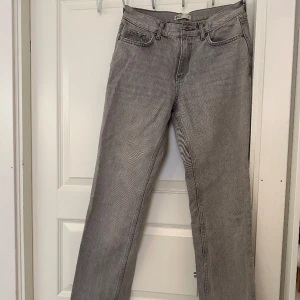 Low Straight Jeans - Gina Tricot - Säljer ett par Low Straight Jeans från GinaTricot. Knappt använda eftersom att de är för stora för mig. Köpt för 499 kr. 