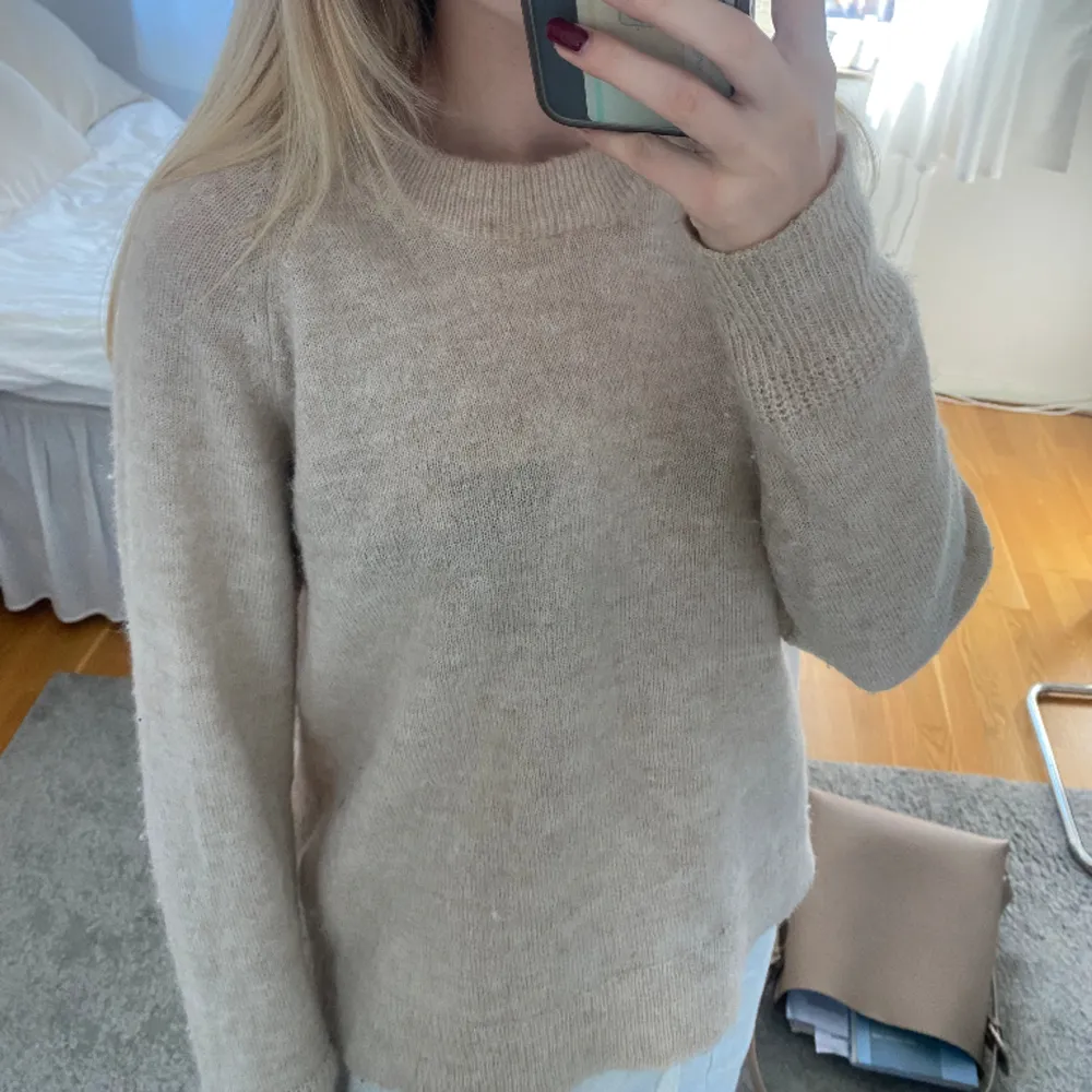 Stickad tröja från Selcted Femme. Nypris 499 kr. Skriv privat vid fler frågor🫶. Stickat.