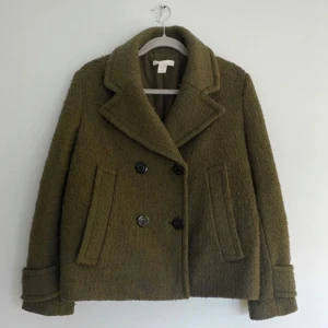 Snyggaste gröna kappan - Så snygg grön kappa/vårjacka! Står stl L men skulle mer säga M/S