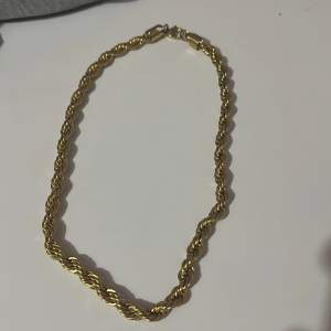 säljer en helt ny guld cordell halsband. köpt från nordic smycken, säljer den pga att den va för kort för mig. nypris 499 mitt pris 199