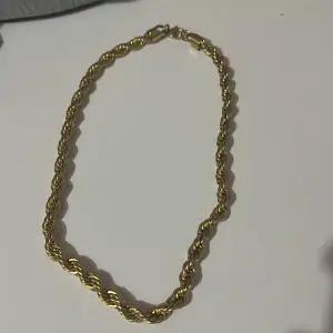 säljer en helt ny guld cordell halsband. köpt från nordic smycken, säljer den pga att den va för kort för mig. nypris 499 mitt pris 299