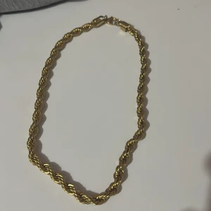 cordell halsband - säljer en helt ny guld cordell halsband. köpt från nordic smycken, säljer den pga att den va för kort för mig. nypris 499 mitt pris 199