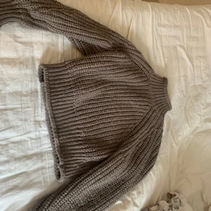 Brun stickad tröja  - En väldigt fin höstig brun stickad tröja som tyvärr knappt används och är i nyskick!!