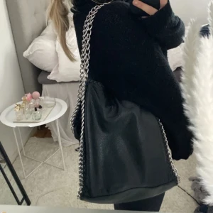 TIAMO VÄSKA - Svart tiamo väska som är i nyskick! Säljer då den ej används. 