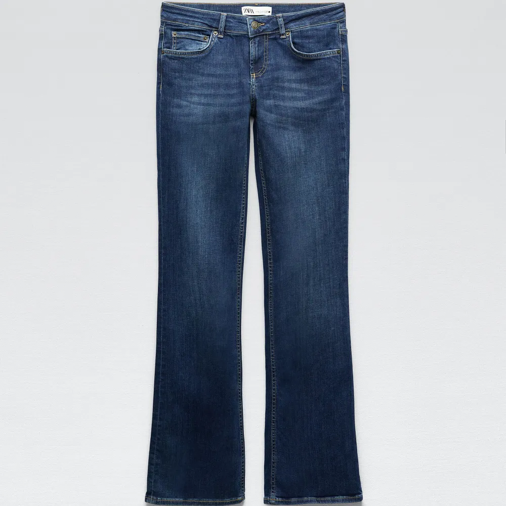 Ett par slutsålda lågmidjade zara jeans. Ord pris 400kr, säljer pga dom är lite förstora för mig. Kontakta gjärna för mer bilder eller om man är intresserad💗. Jeans & Byxor.