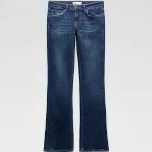 Mörkblåa lågmidjade jeans  - Ett par slutsålda lågmidjade zara jeans. Ord pris 400kr, säljer pga dom är lite förstora för mig. Kontakta gjärna för mer bilder eller om man är intresserad💗