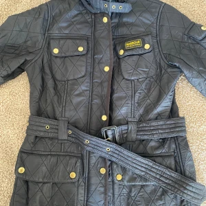 Barbour Jacka - Säljer min fina Barbour jacka perfekt till våren! Köpt i London, använd men i väldigt fint skick. 